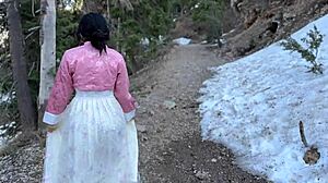 韩国K-Pop女孩在森林戏剧场景中