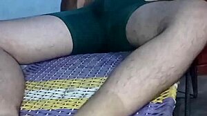 Con una camara escondida grabé el momento en que la mujer de mi amigo me cabalga en la verga disfruta cada centímetro de mi verga