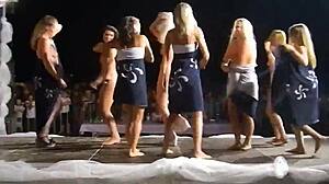 Nieuwsgierige vrouwen dansen naakt op podium in nachtclub.