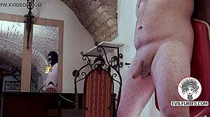 Härskarinna med saftig arsle dominerar genom att sparka bollar i fetischspel