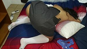 ¡Estudiante Latina Salvaje Seduces al Profesor en el Aula!