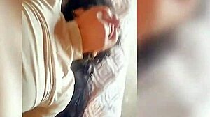 Milf Super Hermosa Es Follada A Cuatro Patas Y Aceitada Su Vagina En Posición Del Pollo Asado Full Gemidos Fuertes