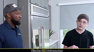 Kone cuckolder mand med sort stud i dampende affære 😈