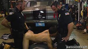 Seksi Iranec in emo fant dobita vtaknjeno v gej pornu