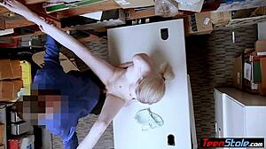 ¡Hombre, esta adolescente emo pálida 18+ fue atrapada robando en tienda y castigada duro por el oficial LP en la oficina!