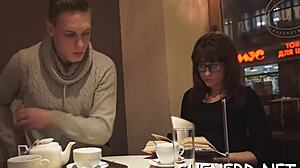 Adolescente 18+ con gafas se vuelve salvaje con acción cruda