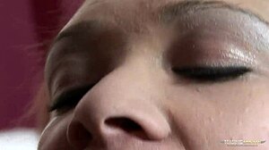 이 큰 검은 자지 남자가 카우걸 포지션에서 브루넷 베이비 엉덩이에 다 싸