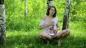 Slank 18+ tenåring blir naken mellom trærne - full video.