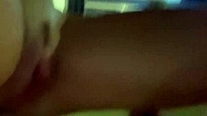 Loira milf gostosa no motel toda ousada com o pau preto gozando em cima dela