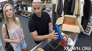 Аматерка прави минет два пъти в магазин и се търка за див оргазъм