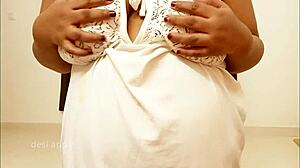 Indijska služkinja razkazuje svoje debeluhaste prsi doma. Samo glej, kako meče!