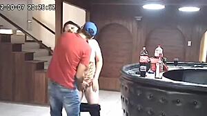 Zdradzająca żona złapana na kamerze szpiegowskiej w brutalnej bójce z kochankiem