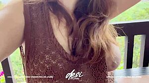 فتاة هندية ديسي بدينة كبيرة الصدر تخلع ملابسها في الهواء الطلق. صدرها المغري يجذب حشداً.