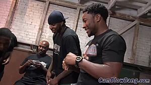 熟女在硬核跨种族群交中接受大量颜射！