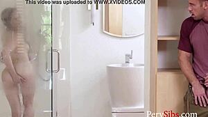 मेरी हॉटी जेना रॉस को शॉवर में फॉलो कर रहा... डेम!