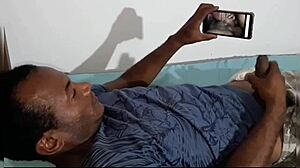 Deitado na cama vendo os v�deos de ester tigresa tocando aquela bronha mas n�o imaginava que ela ia chegar ali no quarto e d� a buceta para ele