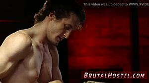 Oh cara, ver a Lil Jade Jantzen sofrer nessa máquina de bondage parte meu coração