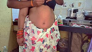 زوجة الأب الهندية الساخنة تركب بقوة في الإحباط!