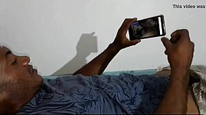 Deitado na cama vendo os v�deos de ester tigresa tocando aquela bronha mas n�o imaginava que ela ia chegar ali no quarto e d� a buceta para ele