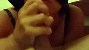 Putinha submissa babando pau do mestre calada