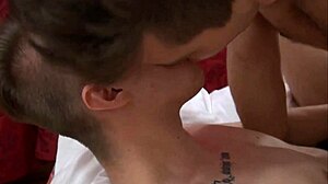 Couples gays chauds se léchent bareback prépuce