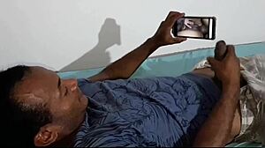 Deitado na cama vendo os v�deos de ester tigresa tocando aquela bronha mas n�o imaginava que ela ia chegar ali no quarto e d� a buceta para ele