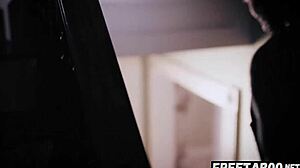 겁먹은 18+ 틴 렉시 로어, 거친 옆으로 섹스로 갚아!