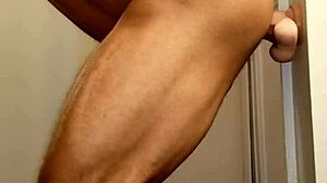 आइवरी व्हाइट गर्म शावर में डिल्डो से गांड खेल मजे लेती