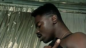 Грязная нимфоманка жаждет большой чёрный хуй в винтажном HD порно