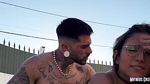 Menage na piscina - a primeira vez da francesa em um m�nage