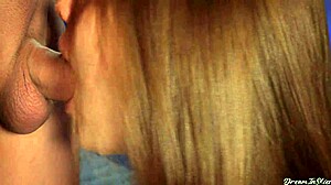 Zblízka 18+ tínedžerka blowjob s deepthroat a prehĺtaním cum od brunetnej priateľky