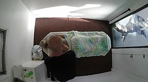 Kristi Love massage overhead blonde élégante