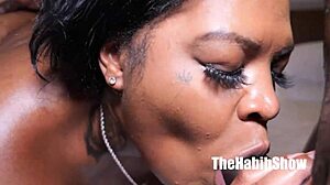 ब्रुकलिन हनीज़ की बिग बूटी जेलो शेक करती है जबकि पीछे से बांग हो रही है।