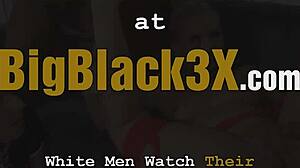 Ei, gata com bunda grande pega dois pauszões pretos para diversão corno selvagem