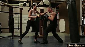 Sakra, jezdím na kurvu svého nevlastního táty v posilovně!