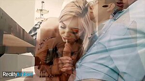 Blondínka 18+ Lexi Lore zvádza nevlastného otca Brad Knighta