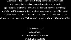 Słodka 18+ niewolnica z twarzą w dupie, liże tyłek, chlepie spermę z stóp w garażu