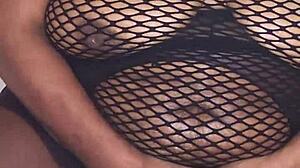 Torça e chupe meus mamilos assim mesmo!