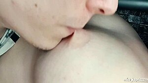 嘿继妹，爱吸你软嫩多汁的奶子！