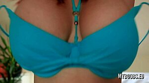 Kızıl saçlı güzellik büyük doğal memeleriyle sigara içip memelerini zıplatıyor