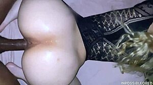 호니 블론드 틴이 친구 침대에서 빅 블랙 콕 박아줘