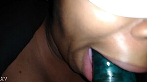 Μεγάλη γκέτο μαμά ρουφάει πούτσα σαν τσούλα στη φάρα