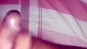 Batendo punheta e gozando muito