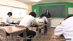 2人のアジアンガイがスラットの濡れたマンコにモンスターコックでダイブ