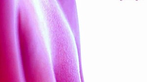 Petite vierge brune 18+ massée jusqu'aux orgasmes intenses en session corps-à-corps