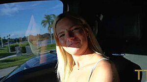 Ehi, guarda questa bionda sexy che tradisce il suo ragazzo nel parcheggio, Lacy Tate con tette piccole 18+