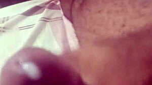 Batendo punheta e gozando muito