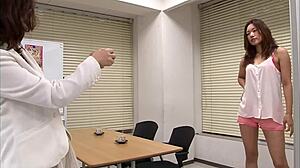 日本人熟女上司がオフィスでHentai POVで支配