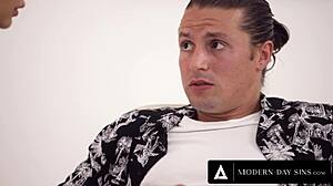 Milf-sairaanhoitaja Jamie Michelle antaa kuuman sisäsiemennyshoito