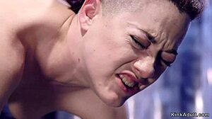 Rambut merah dalam peranti bondage jalani sesi fingering intensif